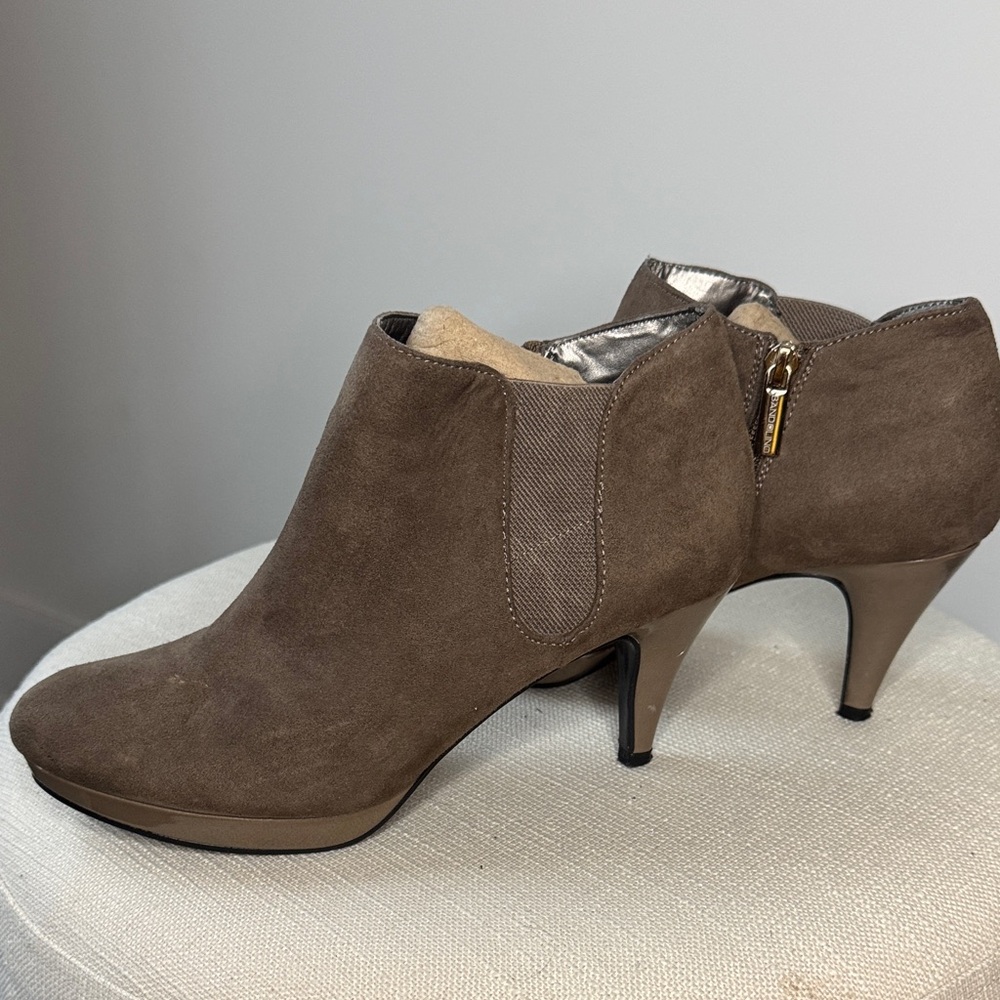 Bandolino Suede  Ankle Booties. 6.5. 0154